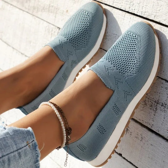Eleni – Luftige Slipper aus Strick in Naturfarbe