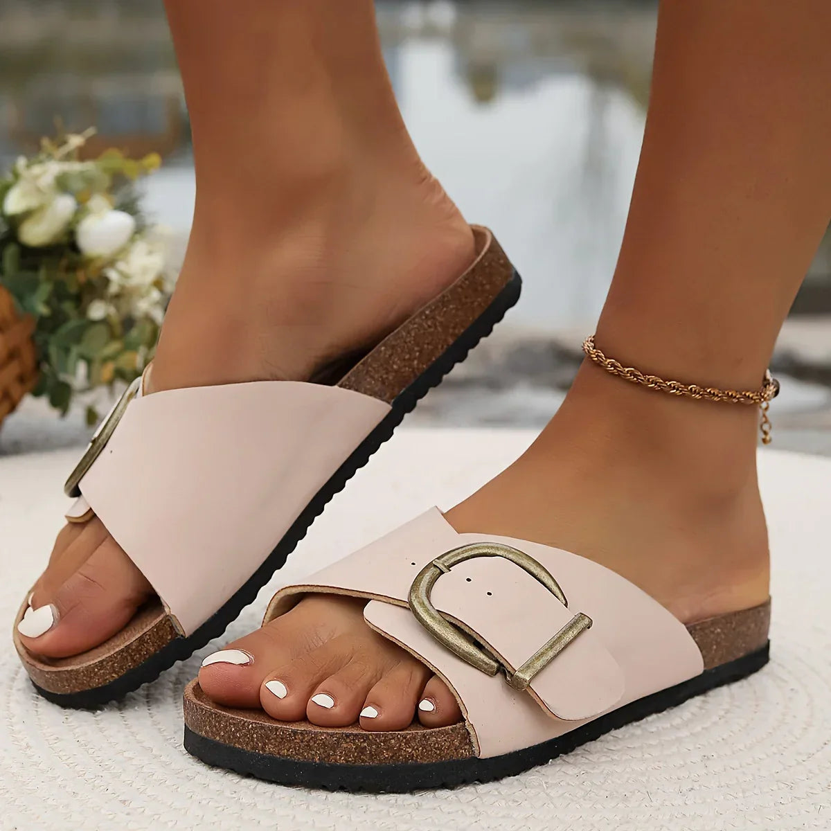 Selina – Damen Korkpantoletten mit stilvollem Schnallenriemen-Design