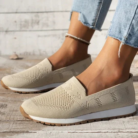 Eleni – Luftige Slipper aus Strick in Naturfarbe