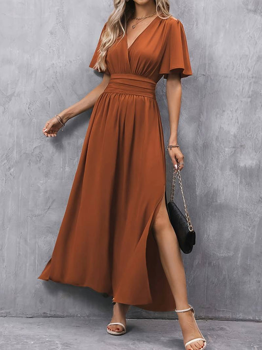 Aurelia – Feminines Kleid mit Rüschenkragen und plissierter Taille